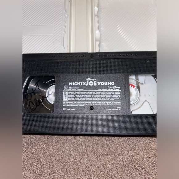 ~6/$10 MOVIES VHS/DVDS~ Disneys Mighty Joe Young VHS In Clamshell - Picture 3 of 7